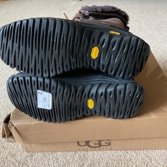 Uggs Adirondack waterproof new with tag boots - Picture 6 of 10